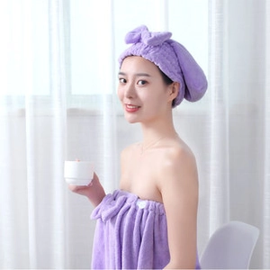 Détail de la serviette cheveux et du drap de bain violet en polaire corail avec noeud