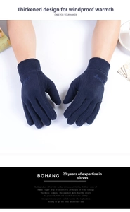 Détail de gants en polaire bleu marine montrant la doublure thermique et coupe-vent