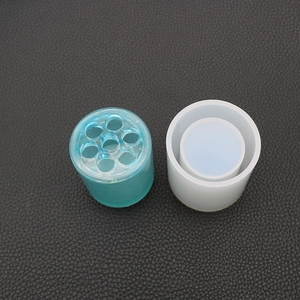 Dettaglio degli stampi in silicone per portapenne in resina e accessori per cancelleria