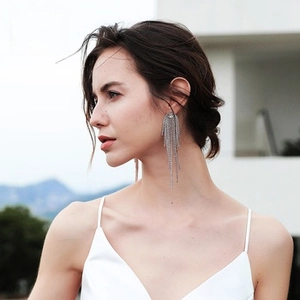 Modella che indossa orecchini da sposa argento con nappe, strass e perle fini