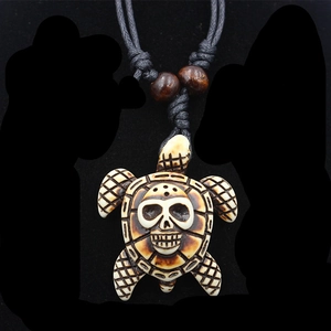 Collier vintage avec pendentif tortue crâne sculpté et cordon noir réglable