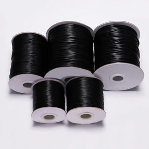 Macro de cinco rollos de cordón de nailon negro ajustable para creación de joyas