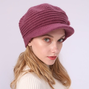 Damen Strickmütze in Lila mit Schirm und Bommel für warme Ohren im Winter