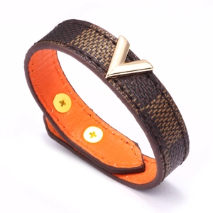 Bracelet en cuir à damier marron avec logo en V doré et doublure intérieure orange