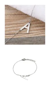 Dettaglio del bracciale in acciaio inossidabile con ciondolo lettera A e misure