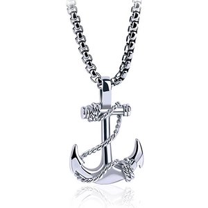 Collier pour hommes avec pendentif ancre et croix en acier titane sur fond blanc épuré
