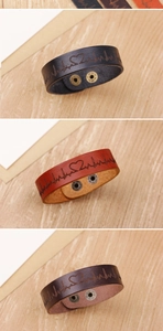 Gros plan détaillé des bracelets en cuir avec battement de cœur en noir et marron à boutons