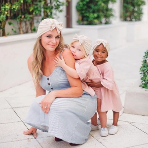 Turbanti in cotone a maglia beige con fiocchi indossati da mamma e figlie piccole