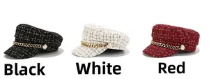 Detailansicht der Tweed-Schirmmützen in Schwarz, Weiß und Rot mit goldener Gliederkette
