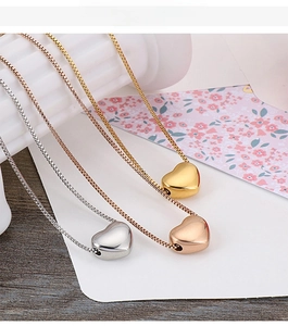 Drei Herz-Anhänger-Halsketten in Gold, Silber und Roségold mit Boxketten-Struktur