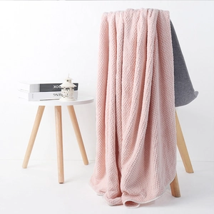 Pink pineapple grid coral fleece bath towel with soft absorbent thickened texture