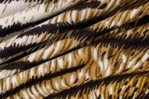 Gros plan du tissu en maille imprimé léopard montrant la texture et la qualité du textile