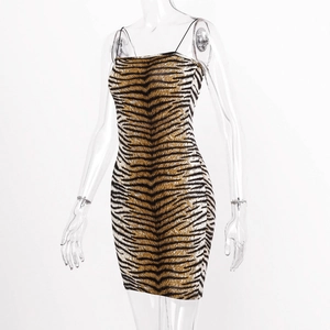 Détail d'une mini robe moulante pour femme à imprimé léopard et fines bretelles