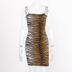 Vue détaillée de la mini-robe à imprimé tigre avec fines bretelles sur fond blanc