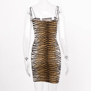 Vue arrière détaillée de la robe moulante à imprimé tigre montrant la texture du tissu