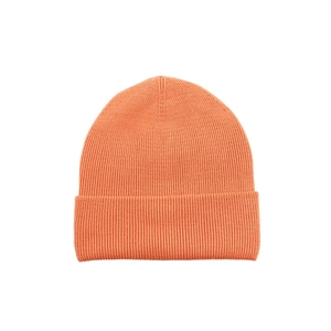Detail der hochdichten Rippenstrickstruktur und des Umschlag Saums am orangefarbenen Beanie