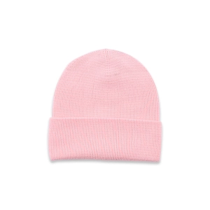 Detailansicht der weichen rosa Rippstrickstruktur einer gemütlichen Kindermütze.
