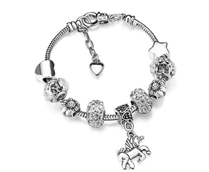 Details des Einhorn-Anhängers und der glitzernden Perlen am Kinder-Schlangenarmband