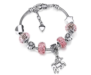 Detail eines silbernen Schlangenarmbands mit Einhornanhaengern und rosa Perlen