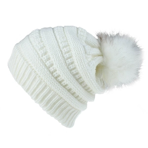 Weiße Winterstrickmütze mit großem flauschigem Kunstpelz-Pompon und Rippenmuster
