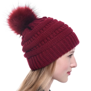 Damen-Strickmütze in Burgunderrot mit flauschigem Kunstfell-Pompon in Seitenansicht