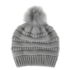 Nahaufnahme der grauen Strickmütze mit flauschigem Kunstfuchsfell-Bommel im Detail