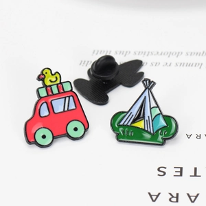 Détails de broches émaillées voiture et tente avec fermoirs en caoutchouc sur papier