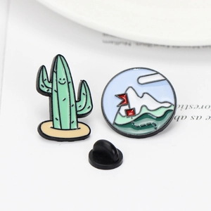 Lot de pins émaillés cactus et paysage de montagne avec fermoirs en caoutchouc noir
