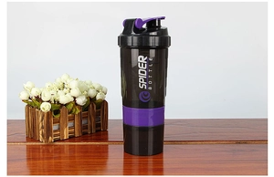 Vue détaillée du shaker de sport violet avec compartiment sur un bureau en bois