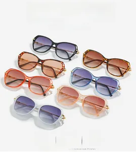 Vue à plat de lunettes de soleil oversize élégantes en six couleurs et détails dorés