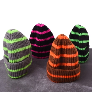 Bonnets en tricot rayé pour enfants en plusieurs coloris pour la chaleur hivernale