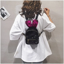 Mini zaino nero in paillettes per donna, design con orecchie lucide, borsa casual elegante.