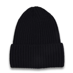Berretto classico in maglia nera per bambini con risvolto su sfondo bianco
