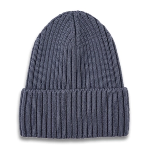 Dettaglio del berretto in maglia grigio-blu scuro con trama a coste e bordo ripiegato