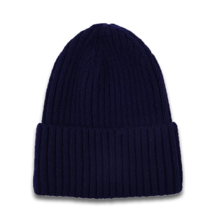 Dettaglio della maglia a coste blu navy e del risvolto largo di un berretto invernale