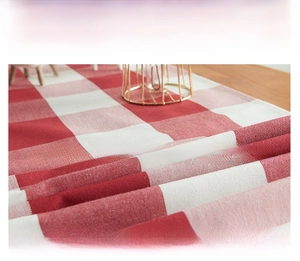 Detailopname van rood-wit geruite tafelloper van polyester-katoen met natuurlijke nops
