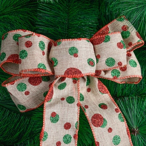 Fiocco natalizio in juta da 20cm con pois glitterati su sfondo di aghi di pino verde