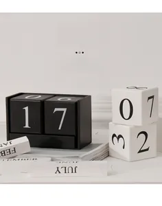 Close-up van minimalistische zwart-witte houten eeuwige kalender kubussen en maandbalken