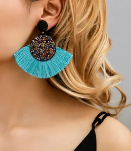 Détail de boucles d'oreilles à franges en éventail avec strass colorés sur modèle