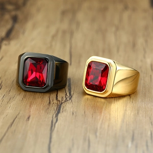 Détail de bagues larges pour hommes avec zircon rouge et finitions or et noir poli