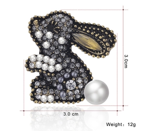 Detail view of rabbit brooch with dimensions 3.0cm x 3.0cm and weight 12g showing pearls