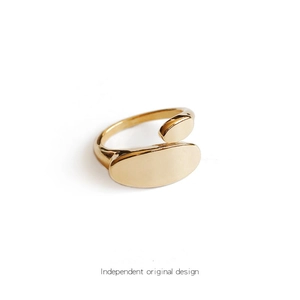 Detail view of gold geometric pea ring featuring polished double oval surfaces and open design