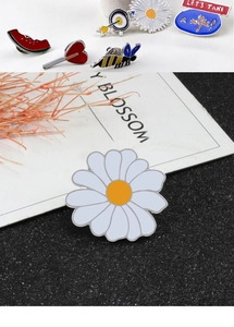 Détails de broches en émail avec marguerite, abeille et pastèque sur fond élégant