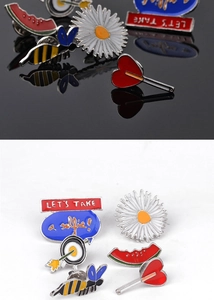 Détail de six broches en émail aux motifs de marguerite, pastèque et abeille colorés