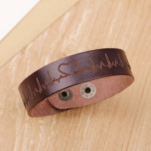Bracelet en cuir marron foncé avec gravure d'électrocardiogramme et fermoir à pression