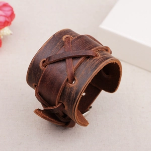 Bracelet large en cuir marron vintage avec tressage croisé, vue de profil professionnel