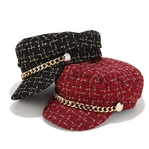 Britische Baker-Boy-Mützen aus Tweed in Schwarz und Rot mit eleganter goldener Kette