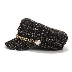 Retro Baker Boy Mütze aus schwarzem Tweed mit Goldfaden und einer markanten Goldkette