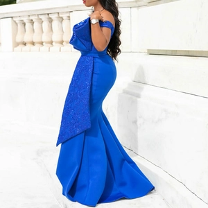 Elegantes königsblaues schulterfreies Spitzenkleid im Meerjungfrau-Stil mit Stickerei