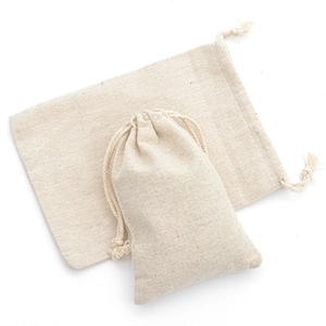 Vue détaillée de la texture du tissu en lin naturel des pochettes beige à cordon
